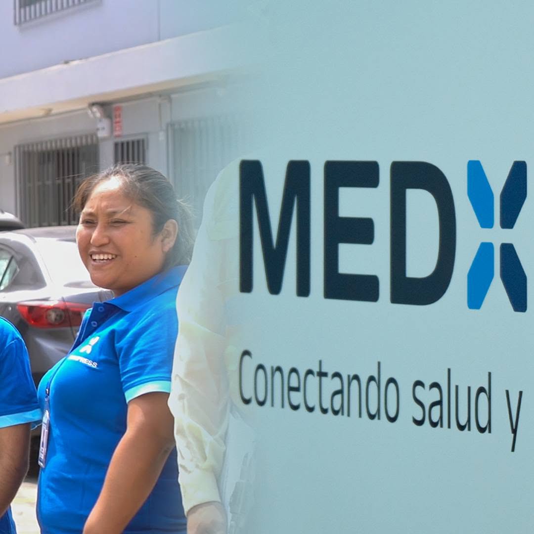 Equipo MedXpress frente a nuestra sede