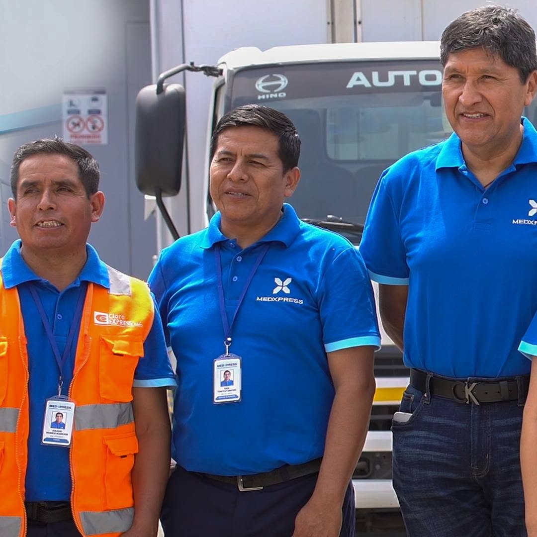 Equipo MedXpress junto a nuestra unidad de transporte